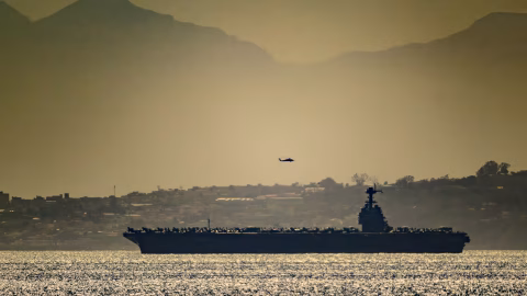 Incendio en portaviones de EE. UU. en el mar Rojo