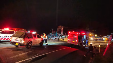 Choque en vía al Llano deja un muerto