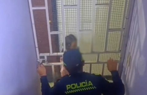 Rescatan a niña en Bogotá tras pedir ayuda por la ventana