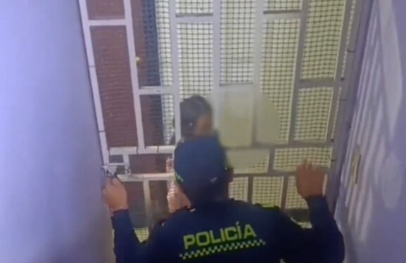Rescatan a niña en Bogotá tras pedir ayuda por la ventana
