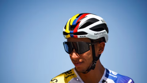 Egan sale del top 10 del Tour 2026