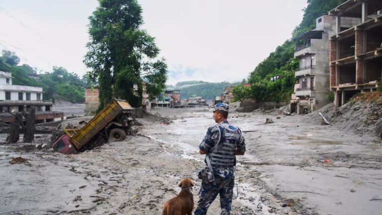 Suben a 538 los muertos por inundaciones en Nepal