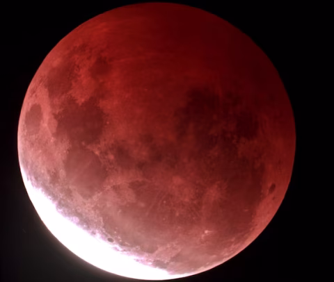 Así se vivió el eclipse lunar parcial en Colombia