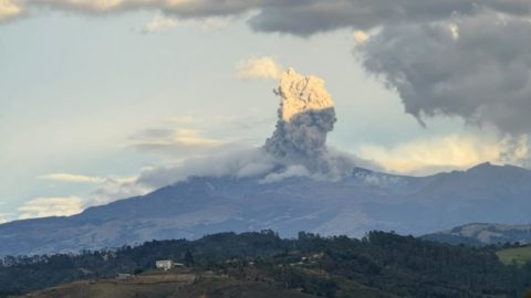 Volcán Puracé emite ceniza y mantiene alerta naranja en Cauca
