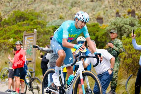 Diego Camargo gana la etapa reina y es líder de la Vuelta