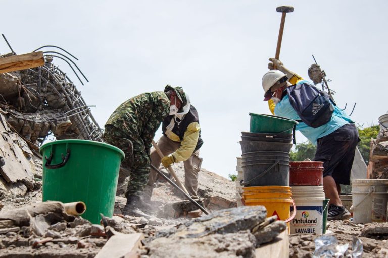 Polémica por ayuda internacional de rescatistas tras terremoto