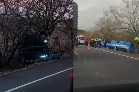Dos muertos y 15 heridos por volcamiento de bus en Saldaña