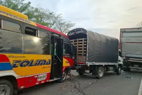 Fuerte choque de bus de Rápido Tolima en la vía Alvarado-Ibagué