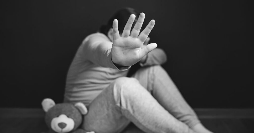 Confirmada condena de 12 años a hombre por besar a niña en Neiva