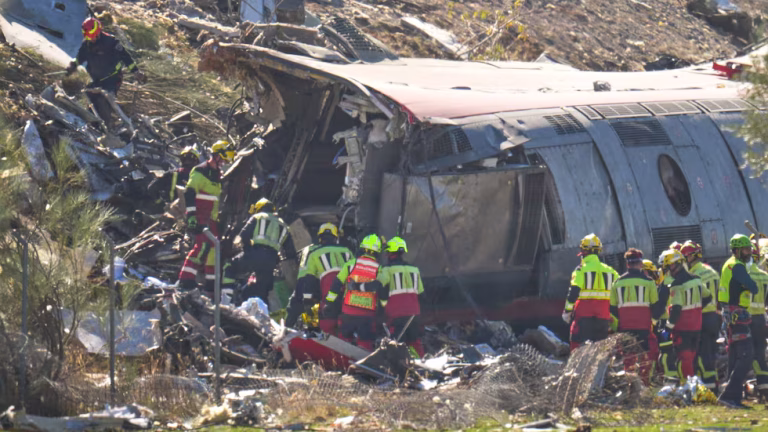 Tragedia en España: colisión de trenes de alta velocidad deja 45 muertos