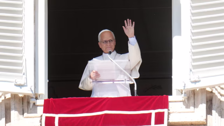 El Vaticano da el primer parte médico tras la cirugía del papa León XIV
