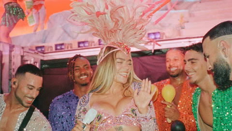PETA Latino cuestiona a Karol G por vestuario con plumas en su gira