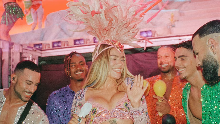PETA Latino cuestiona a Karol G por vestuario con plumas en su gira